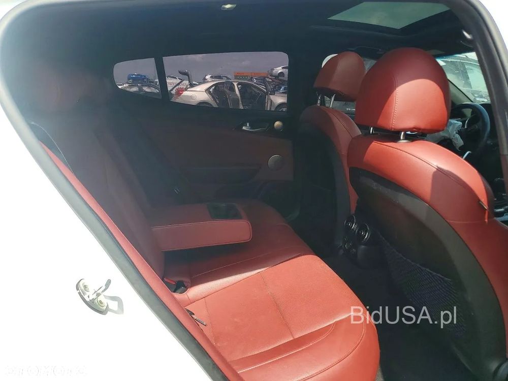 Kia Stinger - 3
