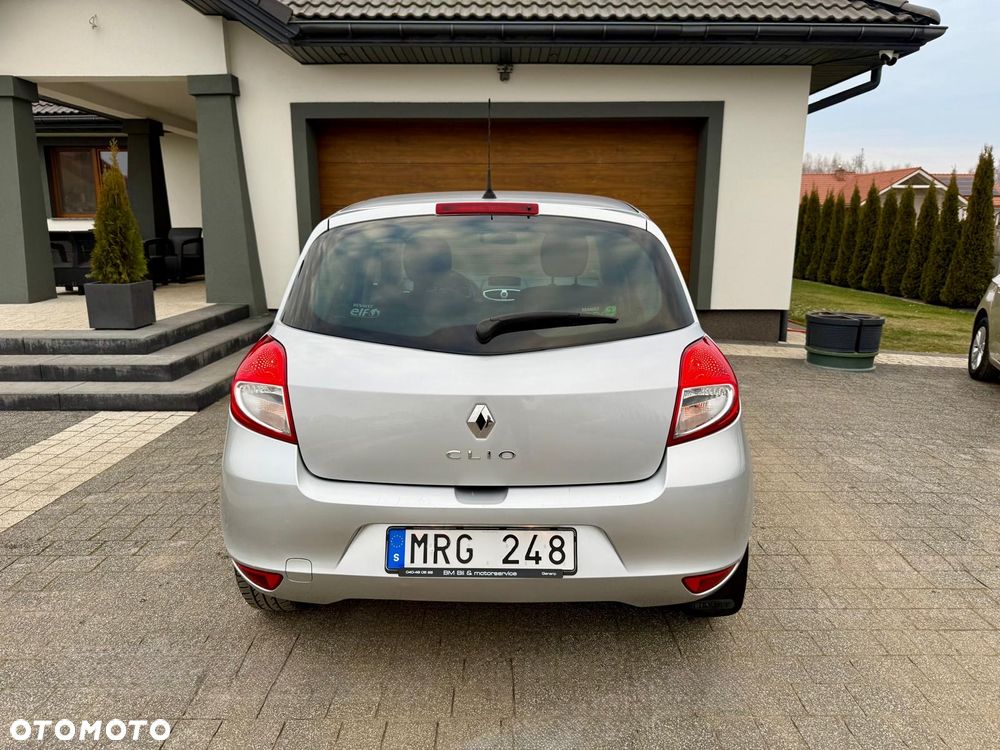 Renault Clio 1.2 16V Intens - 11