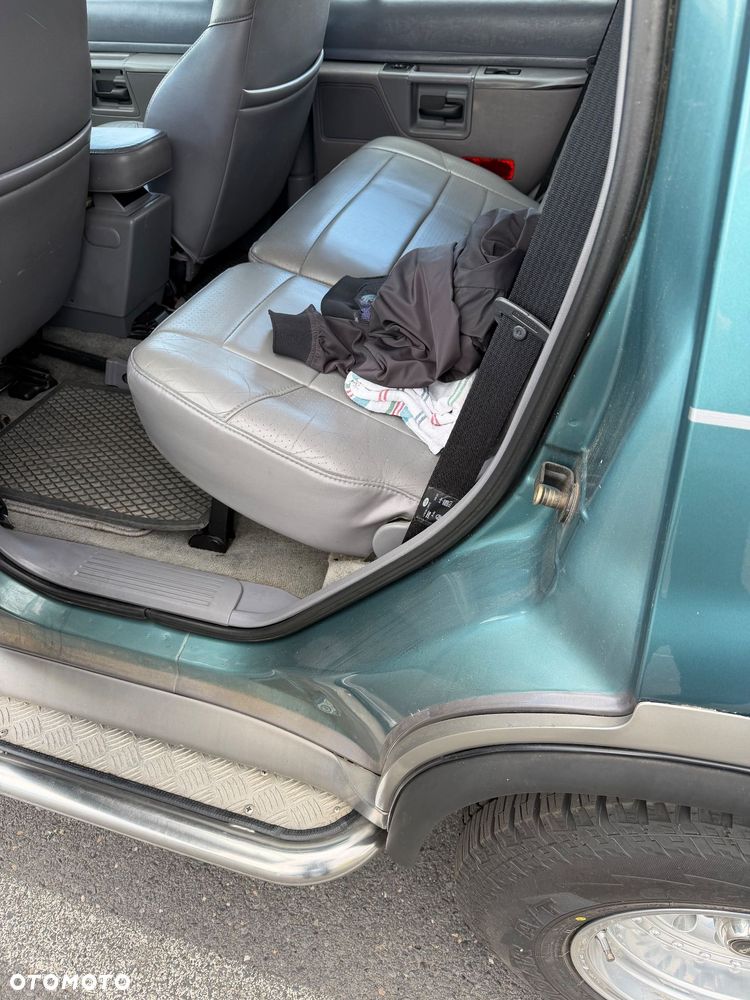 Ford Explorer Standard - 13