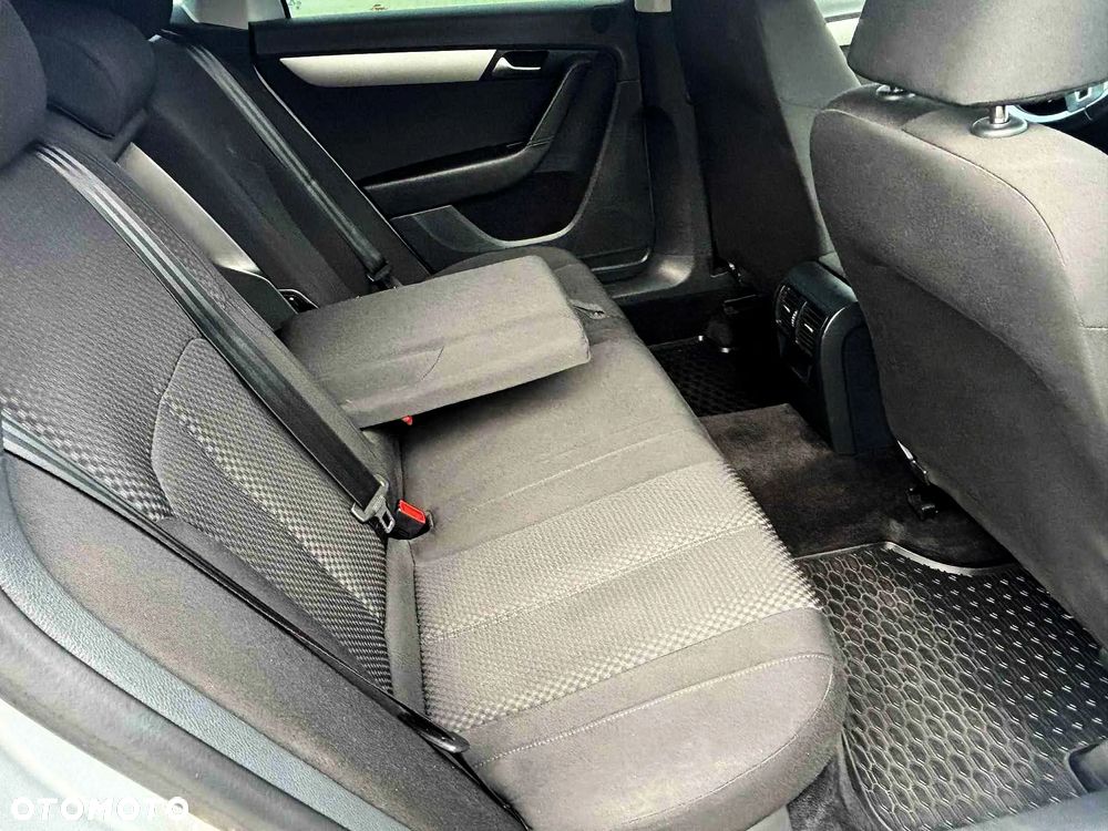 Volkswagen Passat 2.0 TDI Comfortline - 12