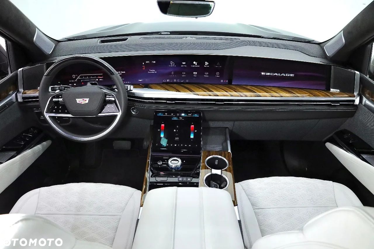 Cadillac Escalade - 1
