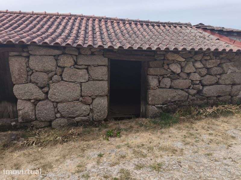 Casa em pedra para restaurar, com grande potencial - Grande imagem: 3/8