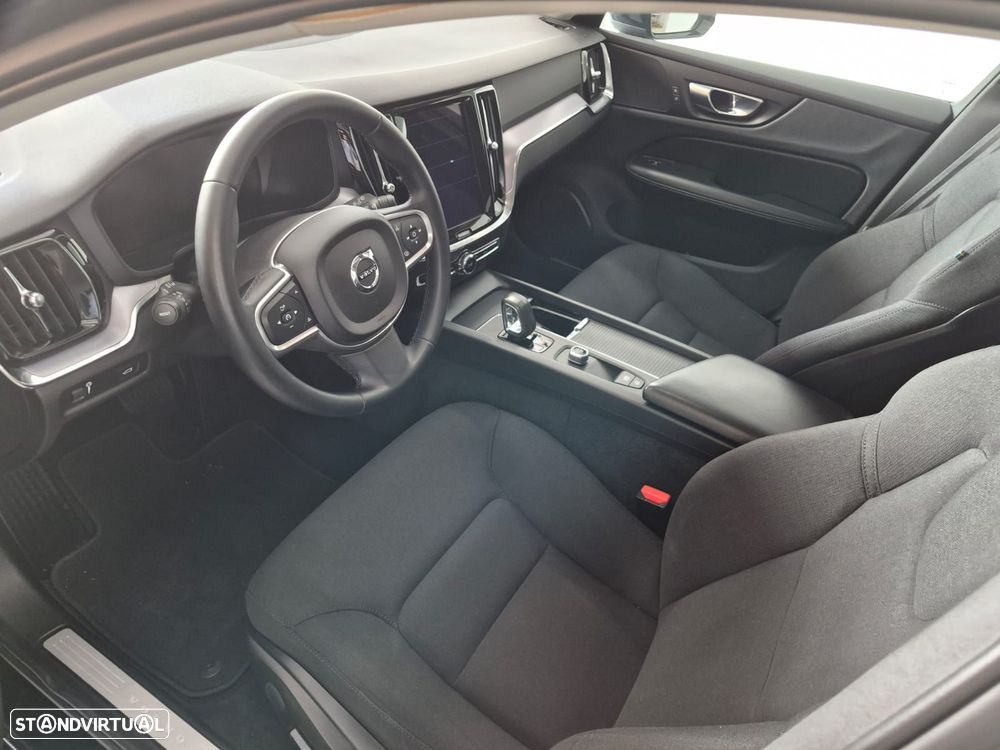 Volvo V60 2.0 B4 Momentum Core Geartronic - 16
