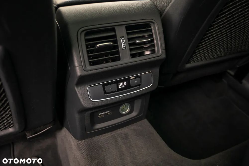 Audi Q5 55 TFSIe quattro S tronic S line business - 31