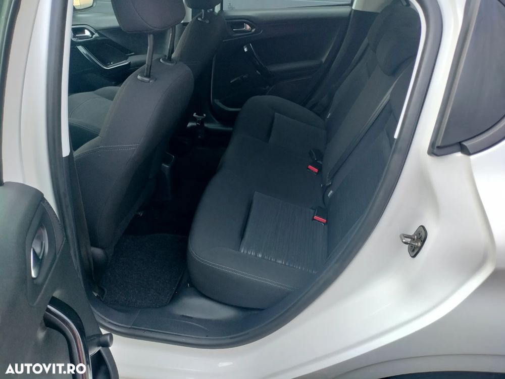 Peugeot 208 - 18