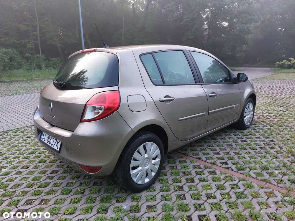 Renault Clio 1.2 16V Alize - 9
