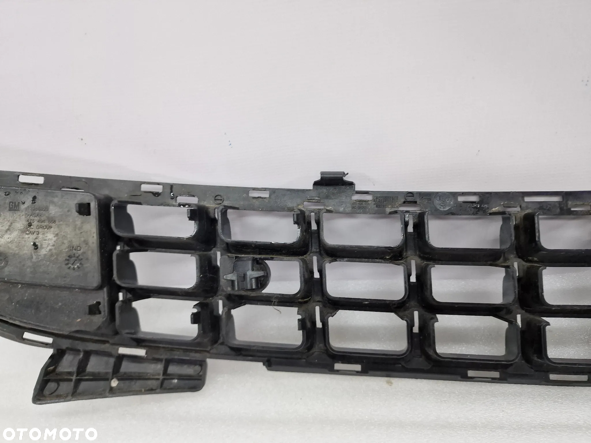 OPEL CORSA D LIFT 11 - KRATKA ŚRODKOWA ZDERZAKA PRZEDNIEGO PRZÓD , NR 13286021 , NR AUKCJI KR27 - 10