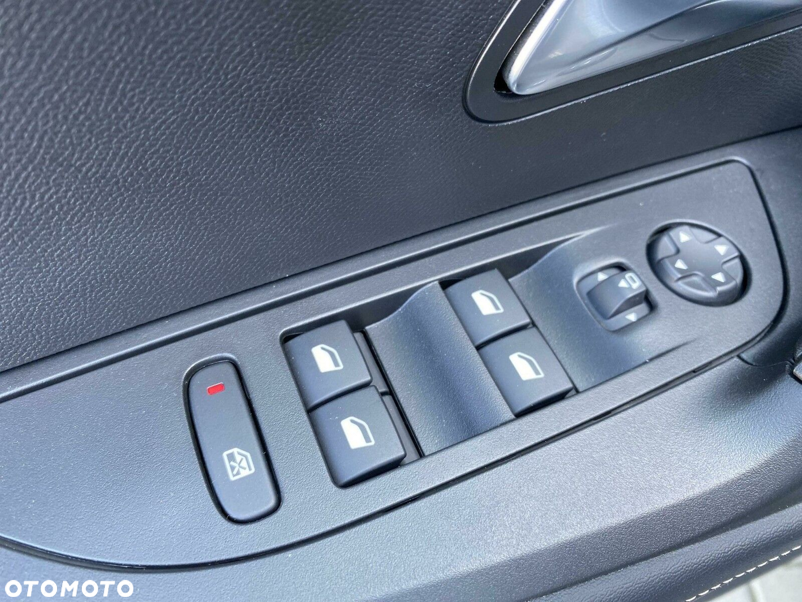 Peugeot 2008 PureTech 130 Allure S&S EAT8 - 11