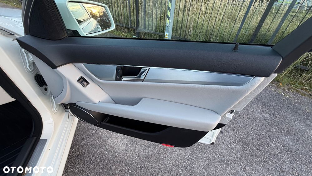 Mercedes-Benz Klasa C 180 Kompressor BlueEFFICIENCY Avantgarde - 29