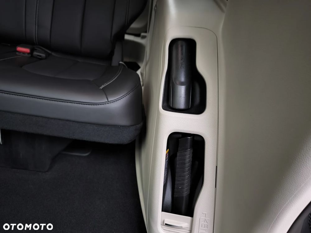 Chrysler Pacifica - 17