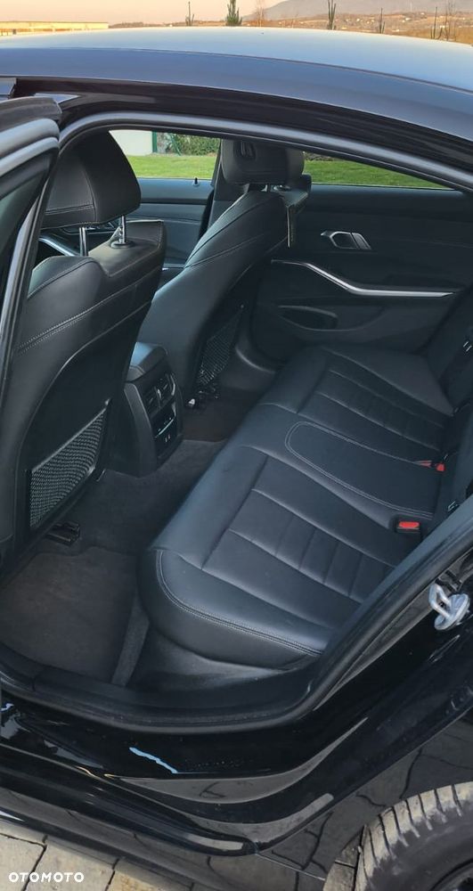 BMW Seria 3 320d xDrive mHEV - 12