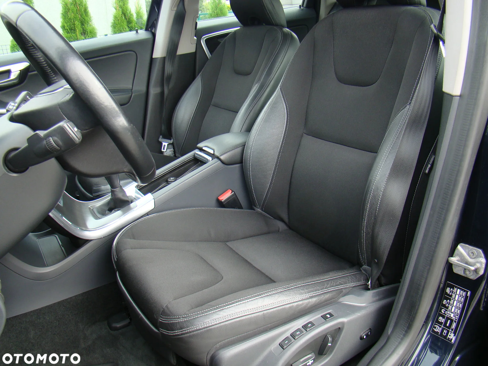 Volvo XC 60 D4 Momentum Pro - 25