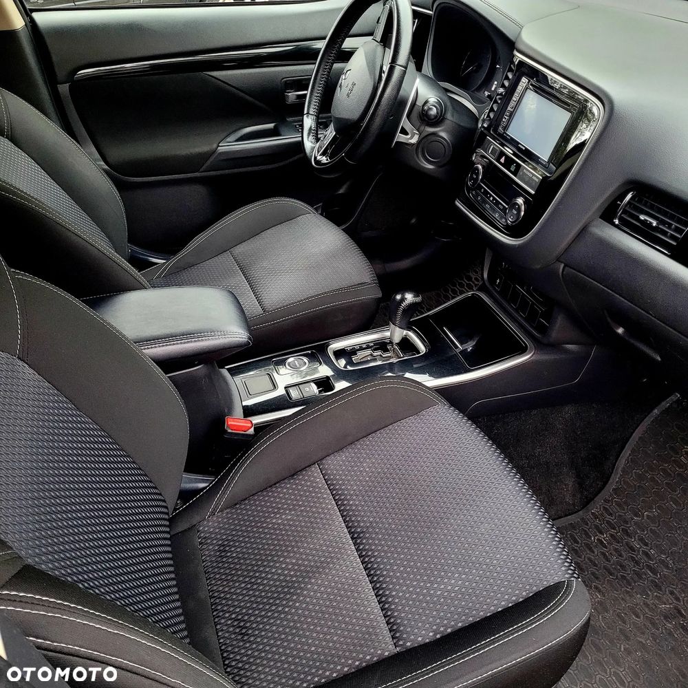Mitsubishi Outlander - 12