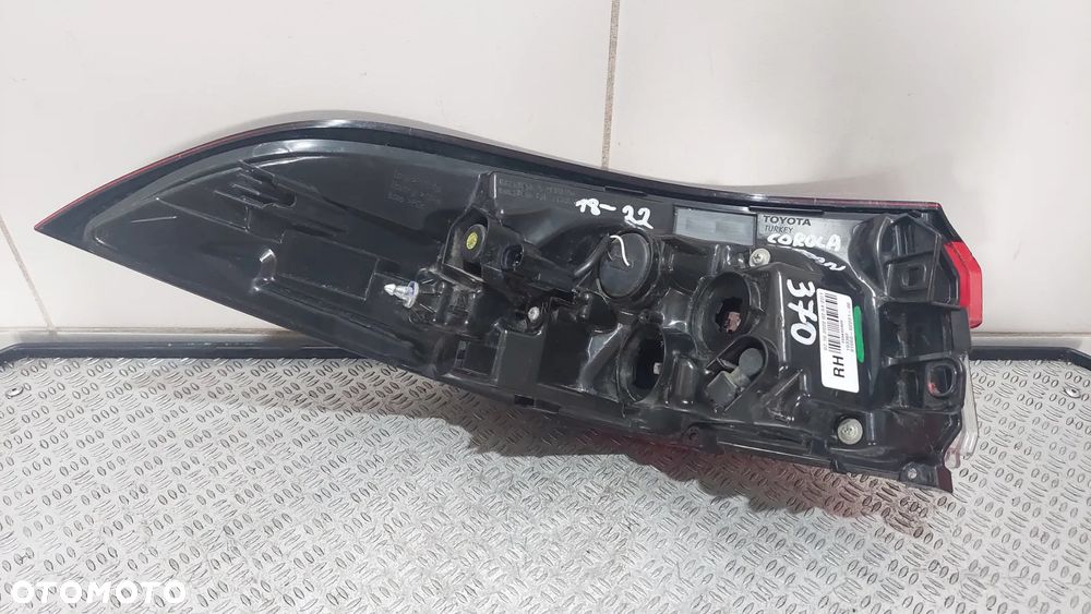 LAMPA TYLNA PRAWA TOYOTA COROLLA ED1 SEDAN R2020 NR 8155002D21 - 5