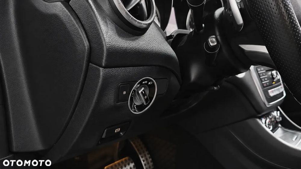 Mercedes-Benz CLA 220 4Matic 7G-DCT AMG Line - 25