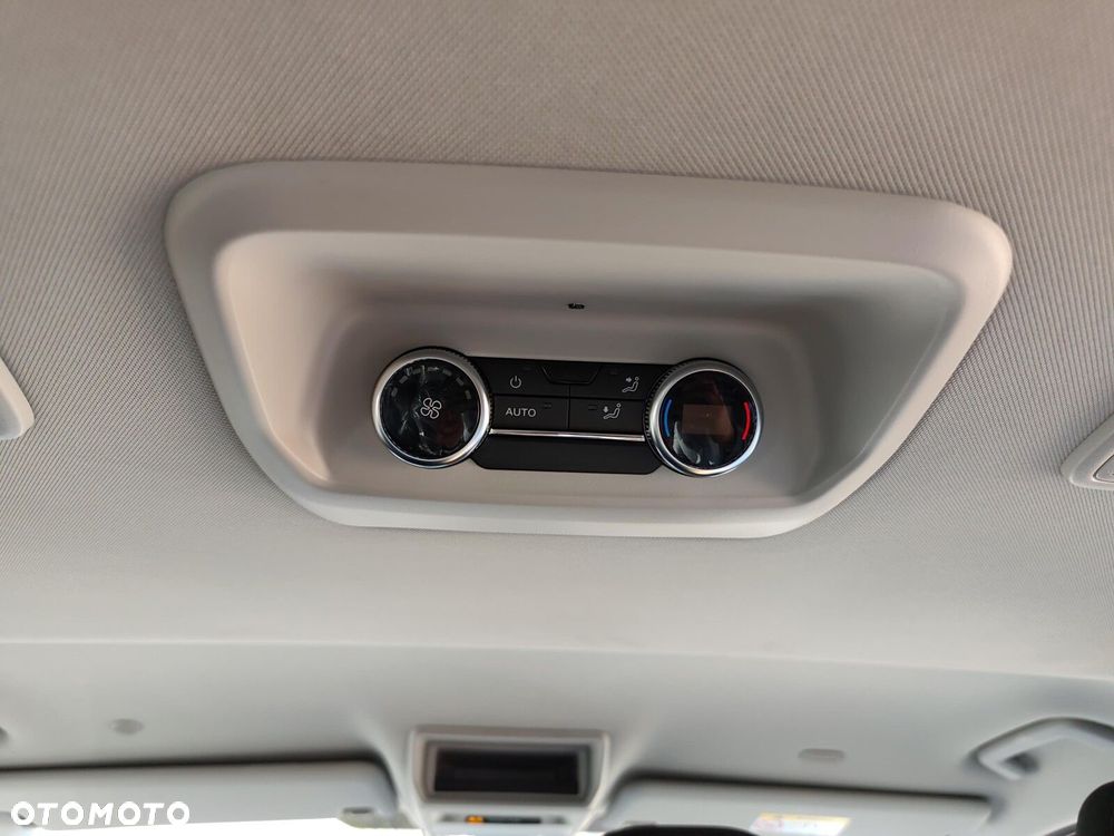 Volkswagen Caravelle - 28