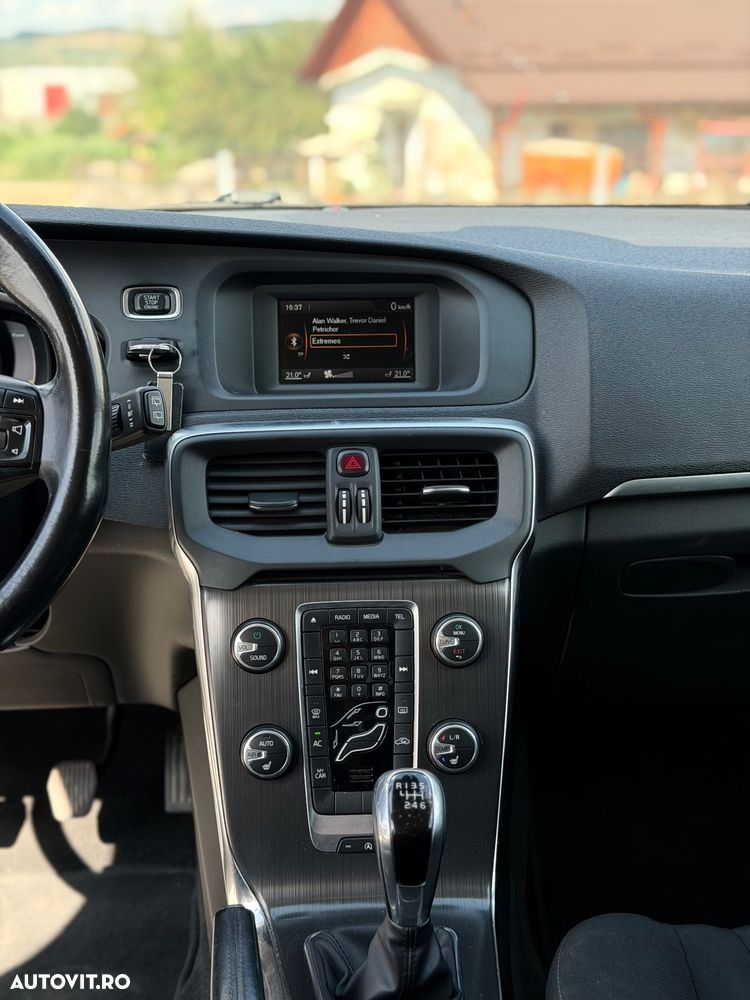 Volvo V40 T2 Momentum - 10