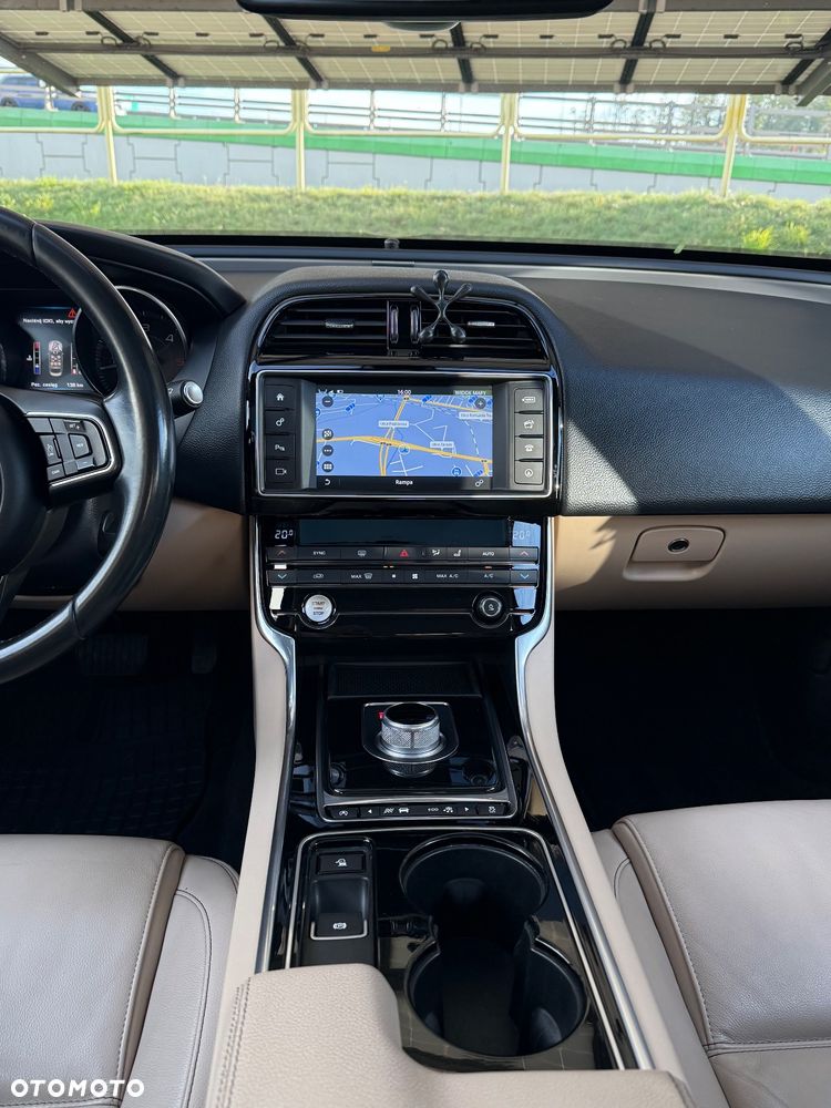 Jaguar XE 2.0 D Prestige - 14