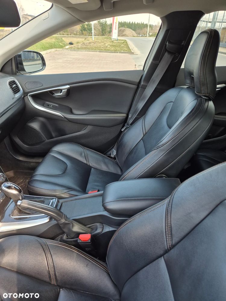 Volvo V40 Cross Country - 12
