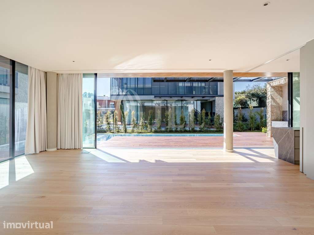 Moradia T4+1 com piscina, jardim, condomínio em Cascais - Grande imagem: 2/37