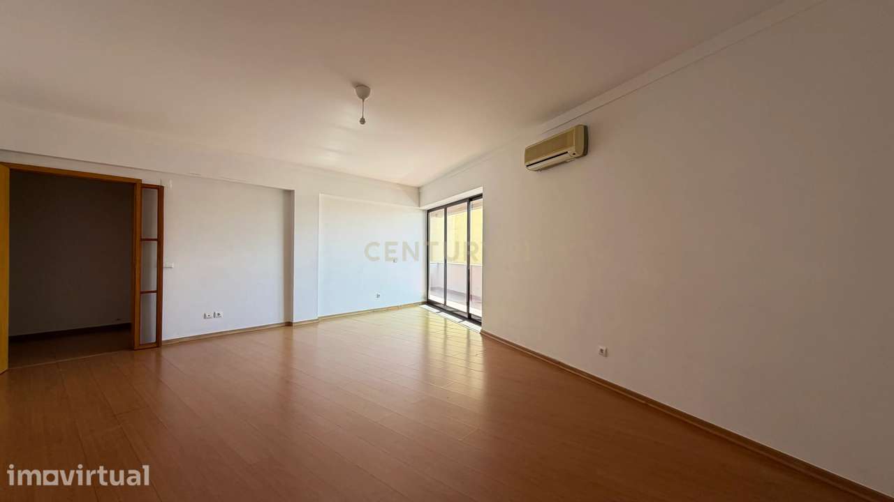 Apartamento T3 com Varanda, Arrecadação e Três Lugares de Parqueamento - Grande imagem: 4/31