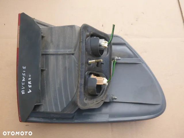 LAMPA PRAWY TYŁ PRAWA TYLNA TOYOTA AVENSIS VERSO - 9