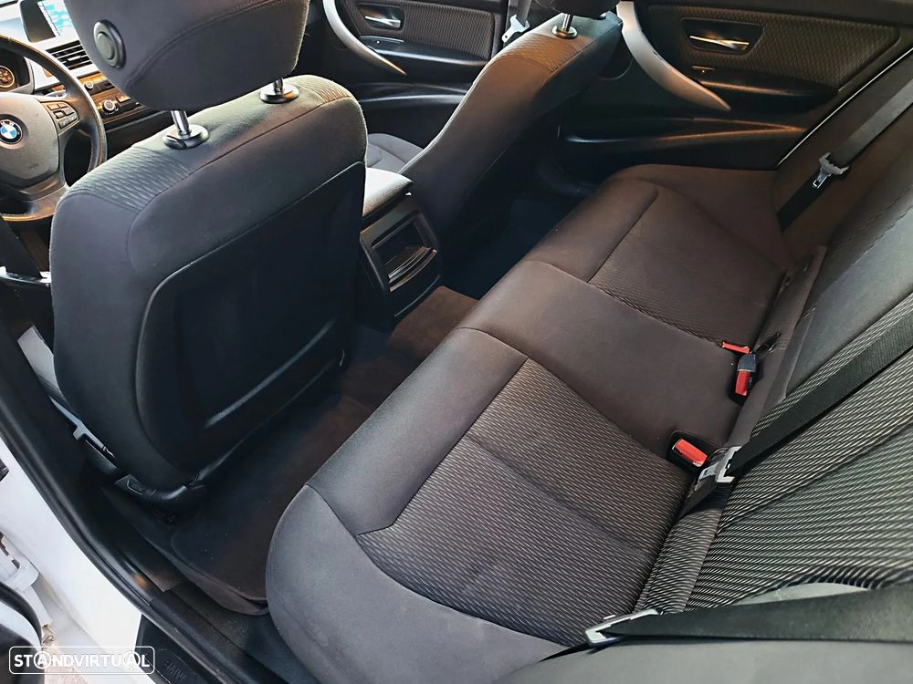 BMW 318 d Auto Line Sport - 13