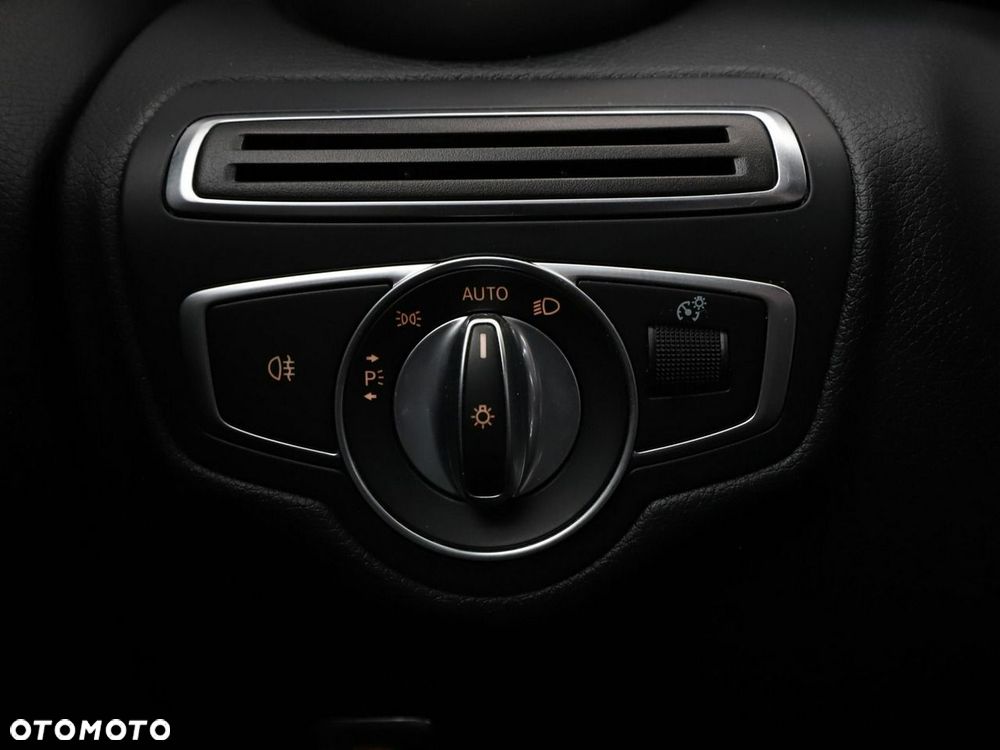Mercedes-Benz Klasa C 300 9G-TRONIC AMG Line - 36