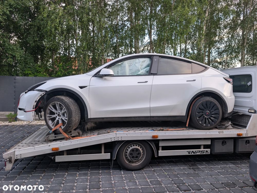 Tesla Model Y Long Range AWD - 4