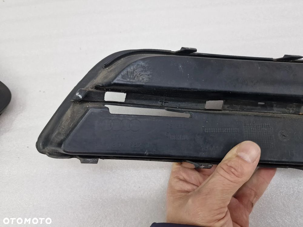 AUDI A3 8P0 LIFT 08- PRAWA KRATKA BOCZNA ZDERZAKA PRZEDNIEGO PRZÓD MATOWA , NR 8P0807682J , NR AUKCJI D/134 - 7