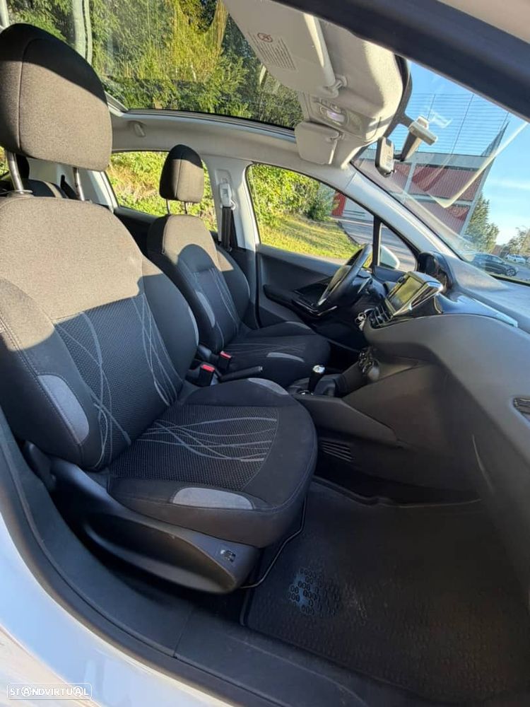 Peugeot 208 - 6