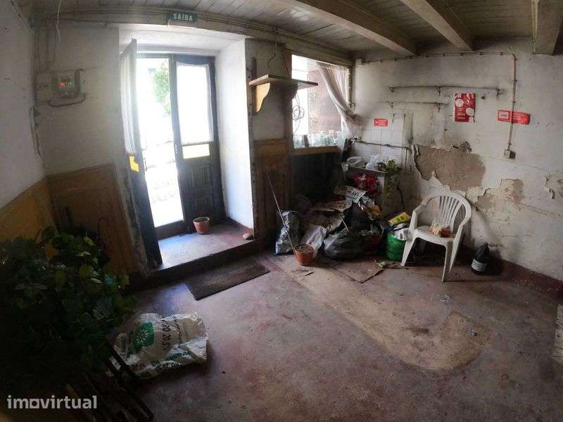 Prédio de 3 pisos para reabilitar no centro de Arcos de Valdevez - Grande imagem: 2/12