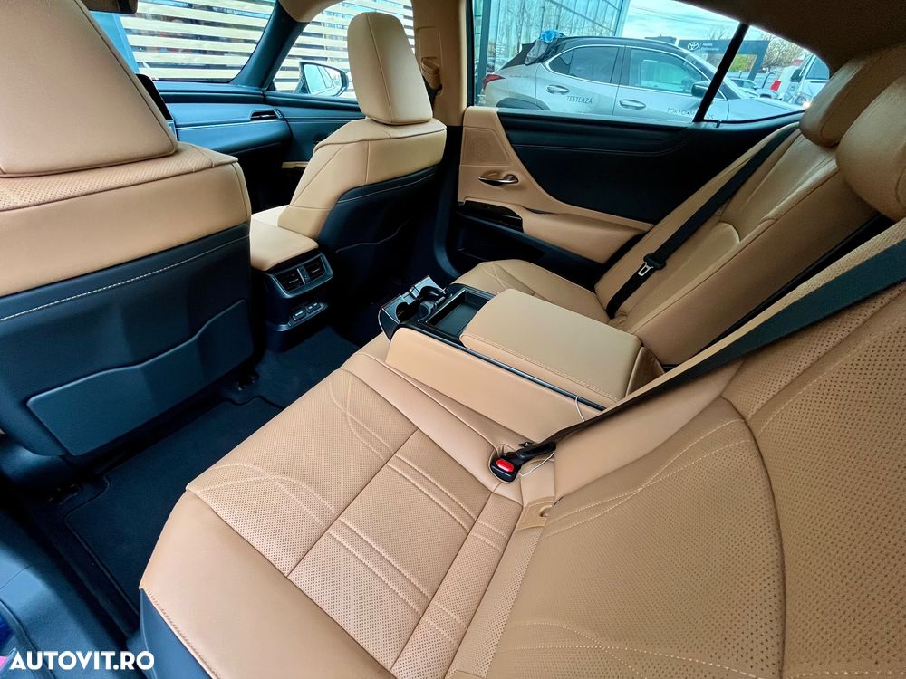 Lexus Seria ES 300h 2.5 TNGA HV 25H- 4X2 CVT Executive - 31