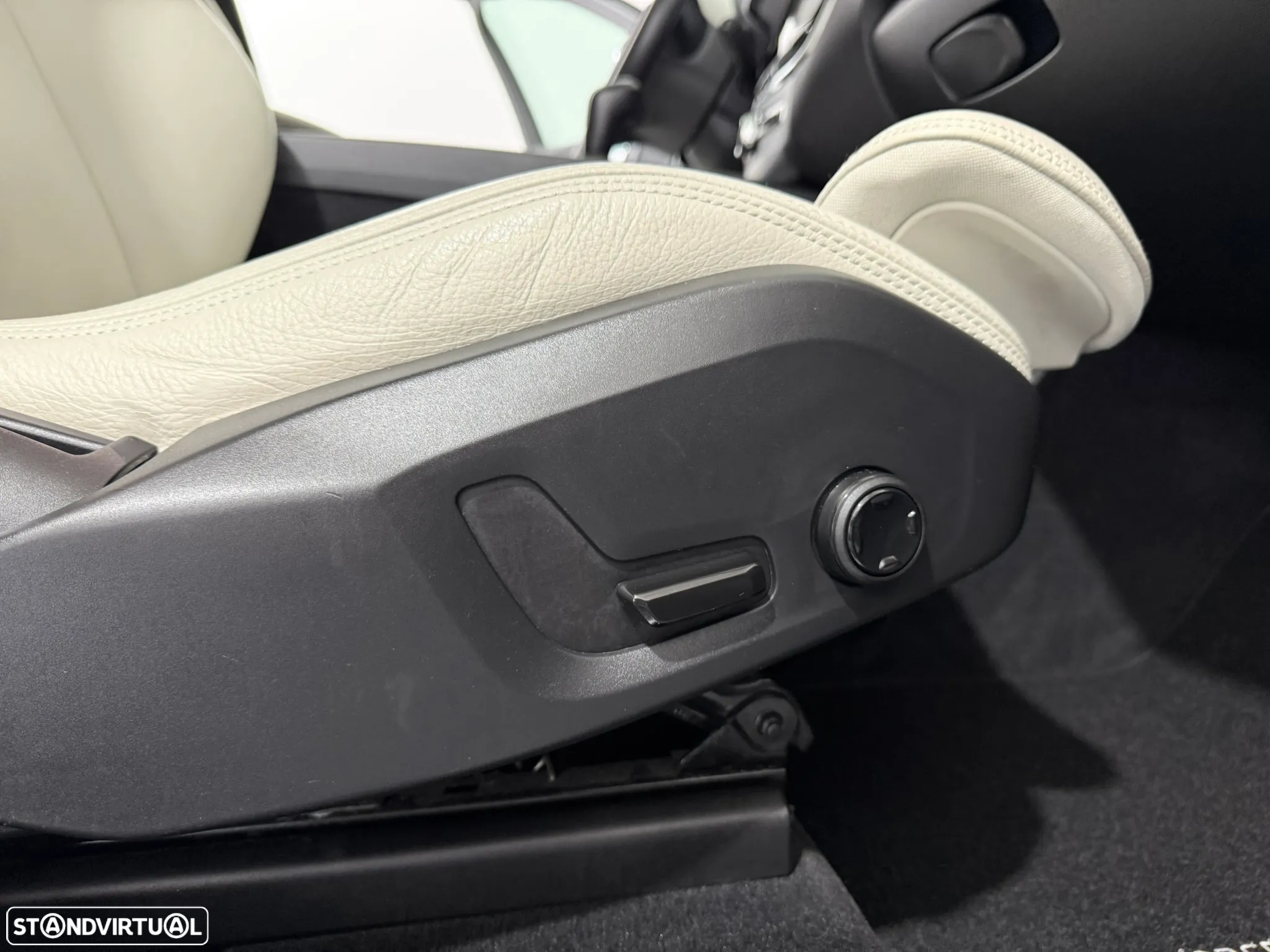 Volvo XC 60 2.0 D4 Momentum Plus - 36