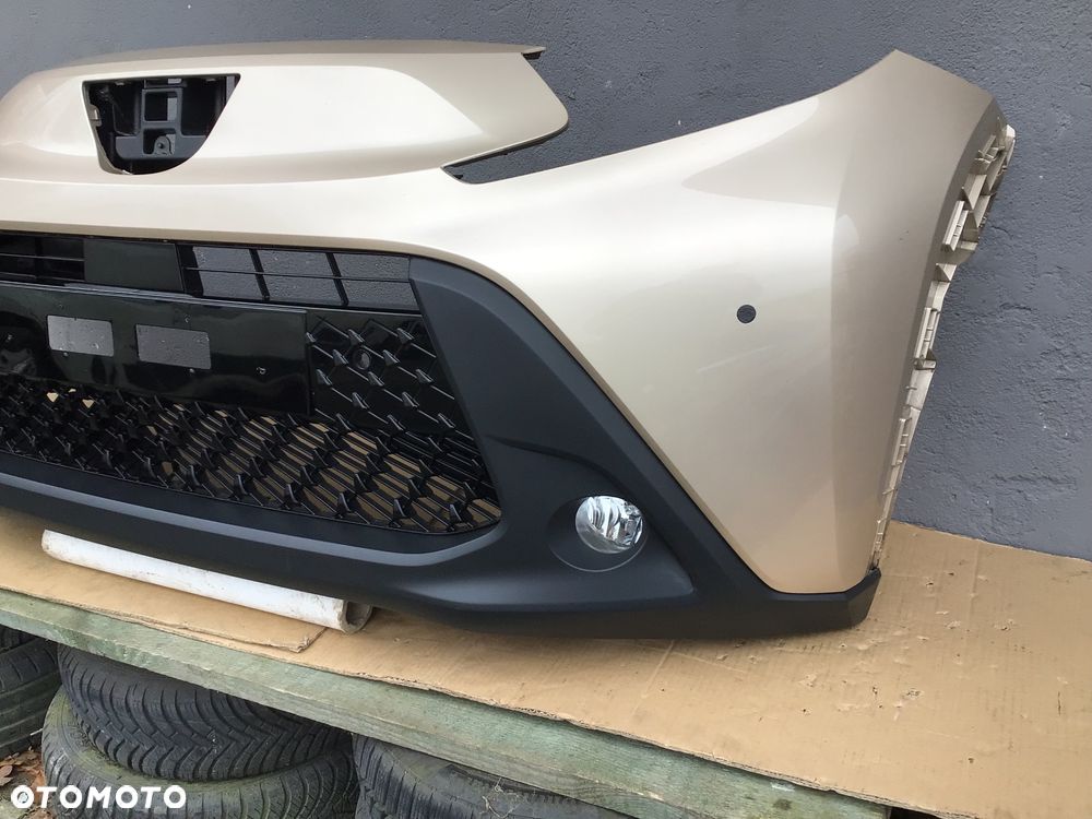 Zderzak przedni Toyota Aygo X kod 4U9 - 2