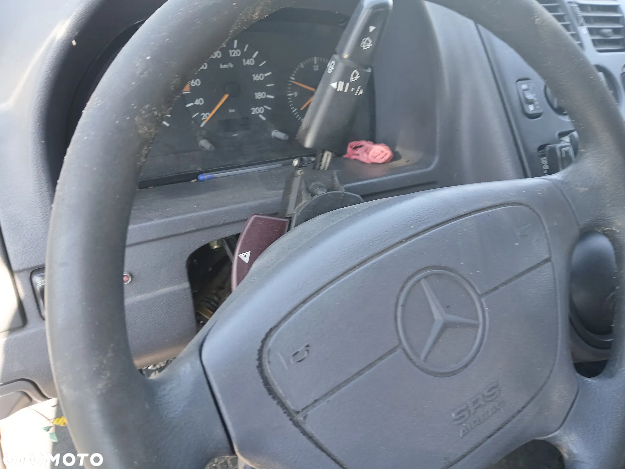 mercedes vito W638 fotel fotele 2 oraz 3 rząd kanapa deska kokpit podsufitka boczek boczki klamka - 3