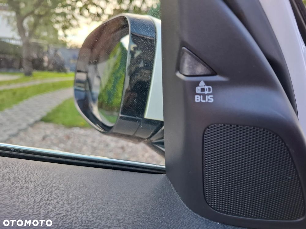Volvo V60 D6 AWD Plug-in Hybrid R-Design Summum - 8