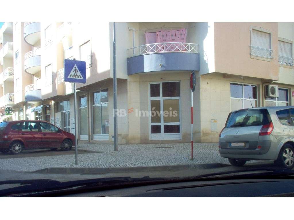 Loja com 3 montras, situada perto de escola no Entroncamento - Grande imagem: 4/5
