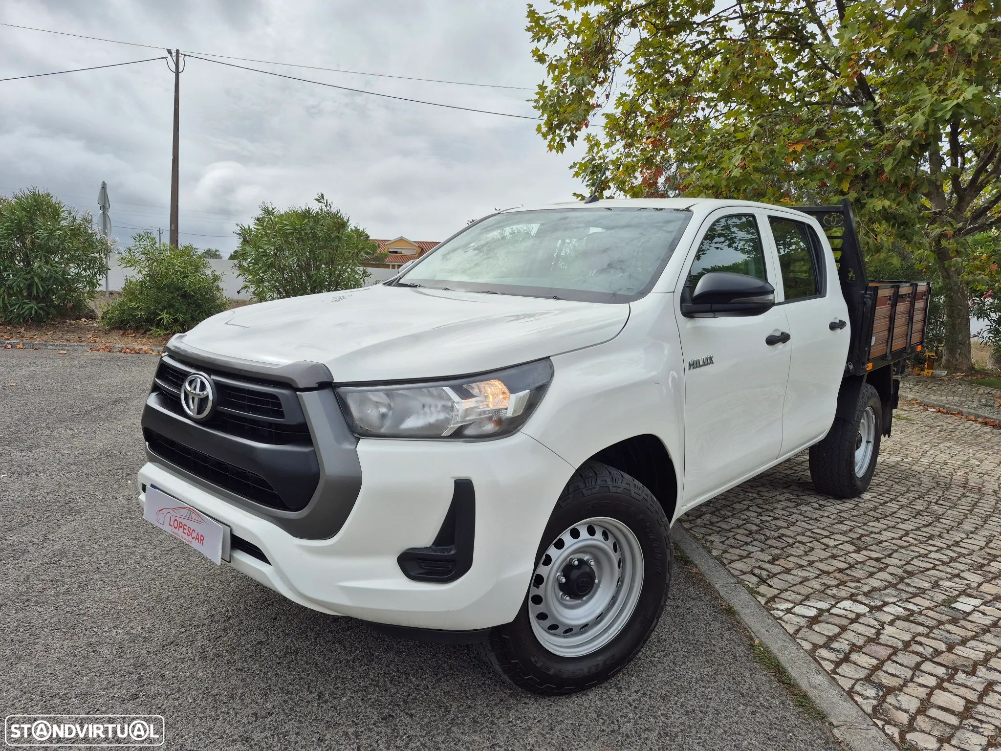 Toyota Hilux 2.4D-4D 4X4 - 2024 - 5 LUGARES - 12.000KM - 1