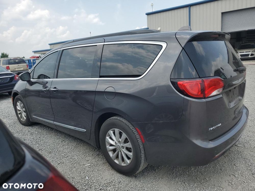 Chrysler Pacifica - 3