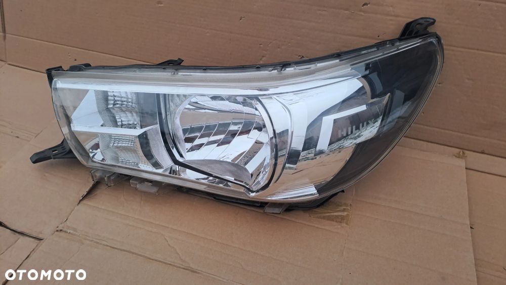 TOYOTA HILUX VIII 15-20r LEWA LAMPA EUROPA ORYGINAŁ - 2