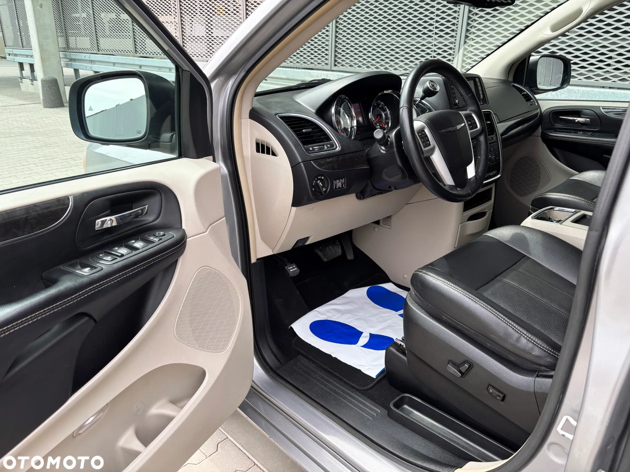 Chrysler Town & Country 3.6 Limited - 14