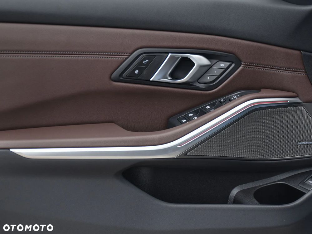 BMW Seria 3 330i M Sport - 24