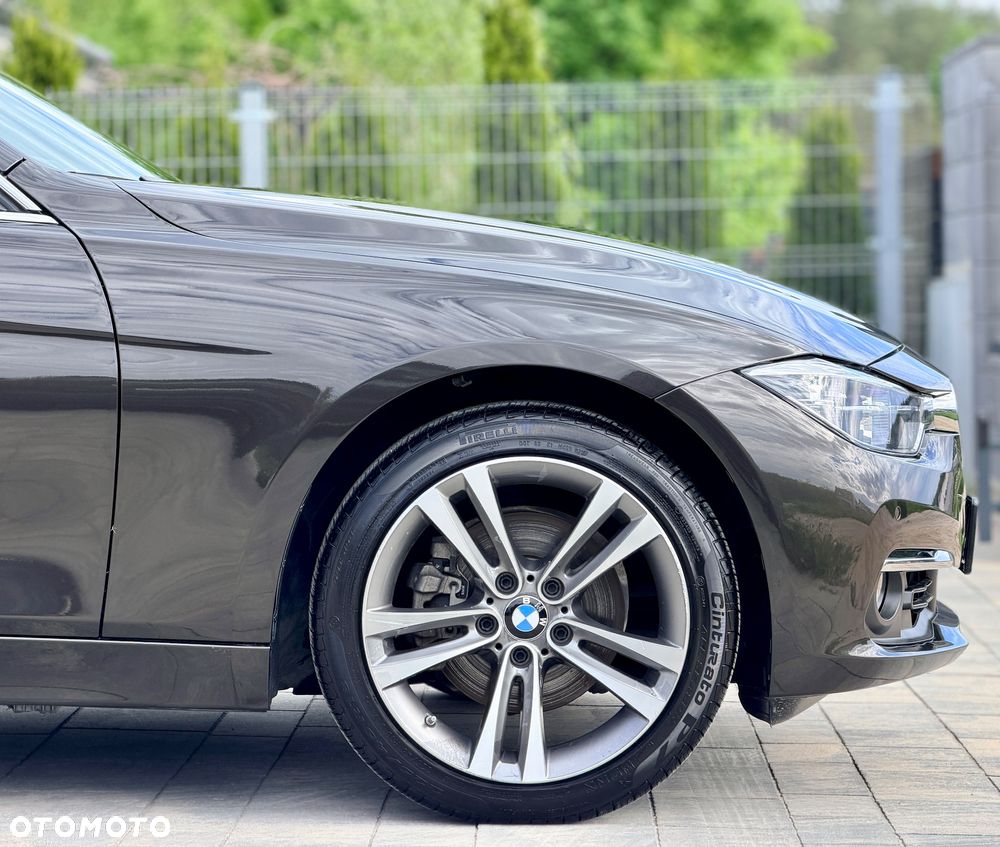 BMW Seria 3 330i Luxury Line - 14