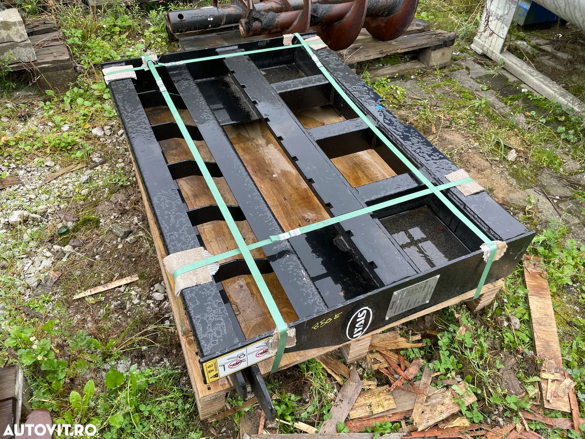 Furci noi pentru mini incarcator Bobcat, Caterpillar de 2-3 Tone - 1