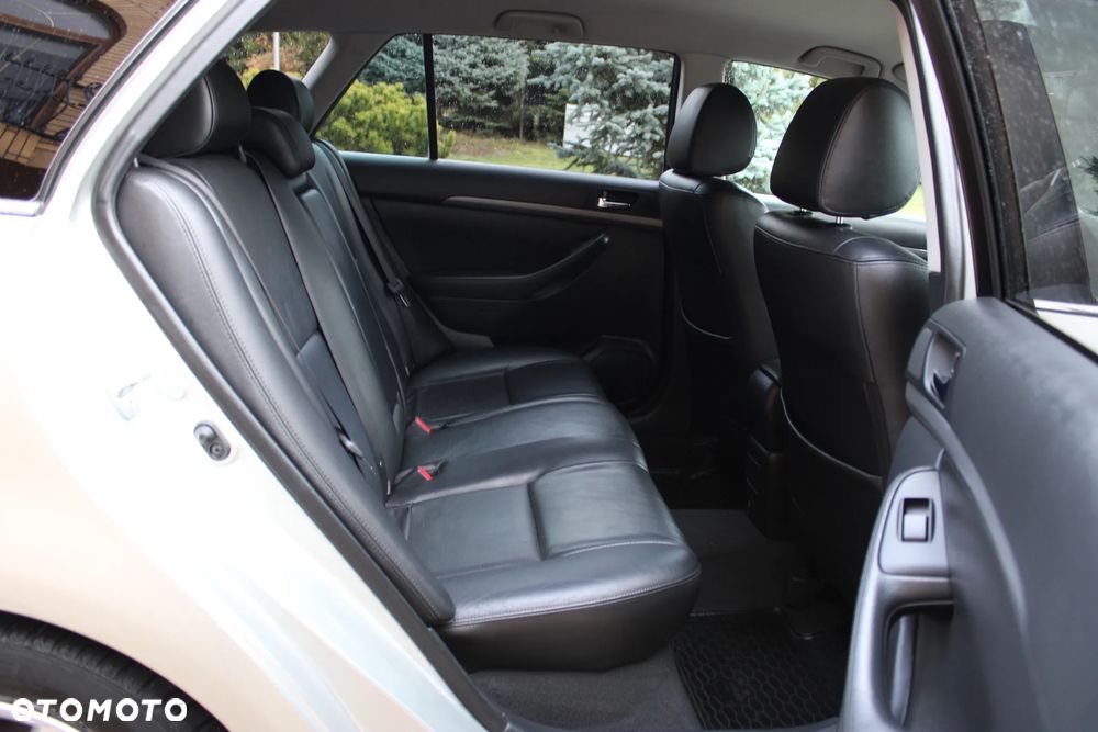 Toyota Avensis 2.0 D-4D Sol Premium - 22