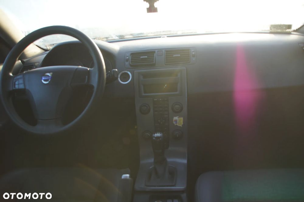 Auto na części - Volvo S40 II 1.6 D 109 KM D4164T MTX75 455 2006R Silnik Skrzynia Drzwi Błotnik Klapa Zderzak Lusterko Szyba Klamka Deska Kokpit Sterownik Moduł Czujnik Licznik Kierownica Wyświetlacz Panel - 17