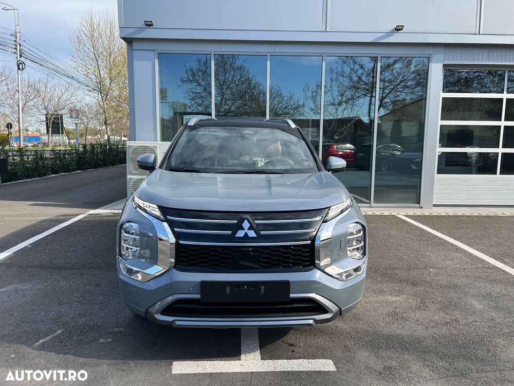 Mitsubishi Outlander 2.4 L 4X4 PHEV Instyle Ultimate - 11