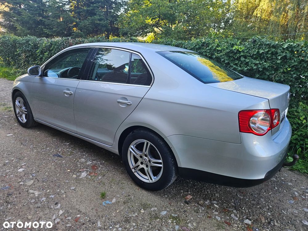 Volkswagen Jetta - 4