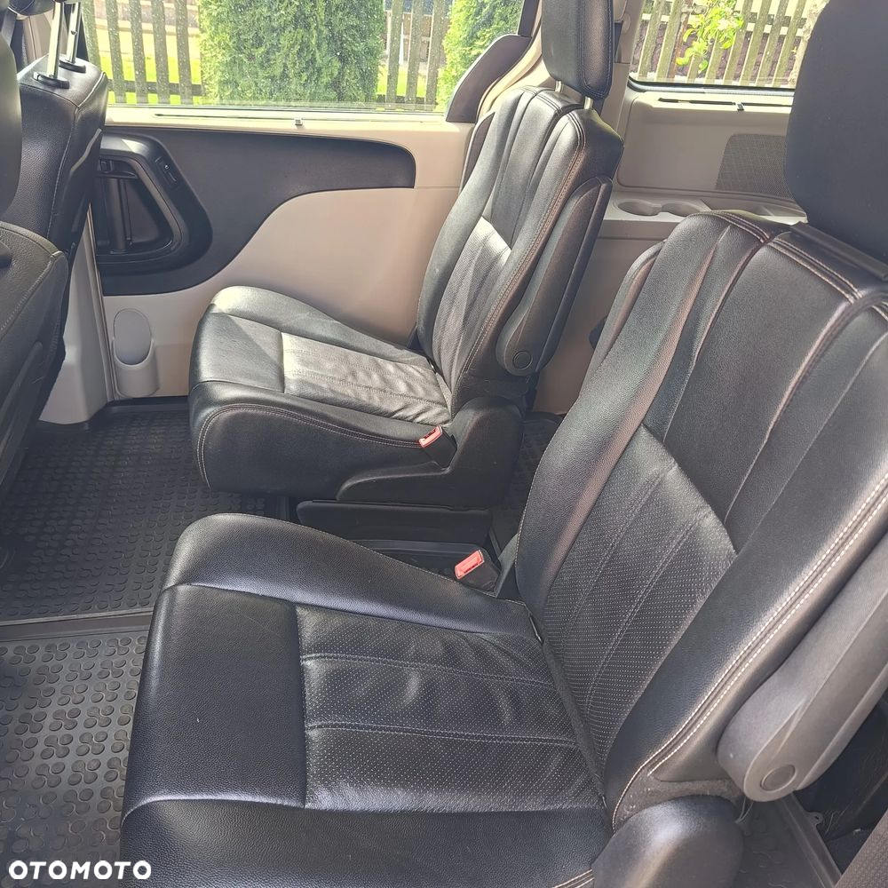 Chrysler Town & Country - 13